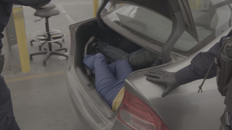 CBP Officers find passengers hidden in the back of a vehicle. (Credit: National Geographic) – Bild: National Geographic /​ National Geographic
