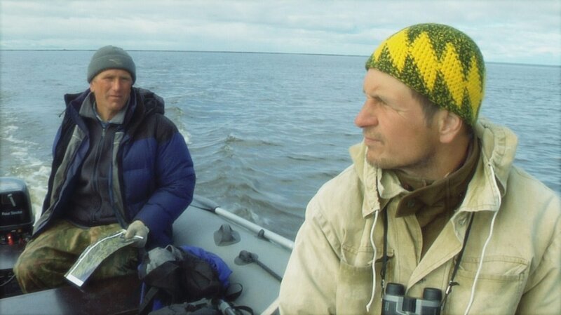 Die beiden Abenteurer im Schlauchboot unterwegs zum Lena-Delta. – Bild: BR/​Riho Västrik