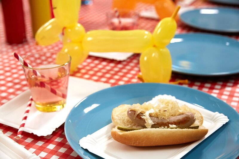 Hot Dog mit Tischdeko. – Bild: ORF/​René Rothkopf