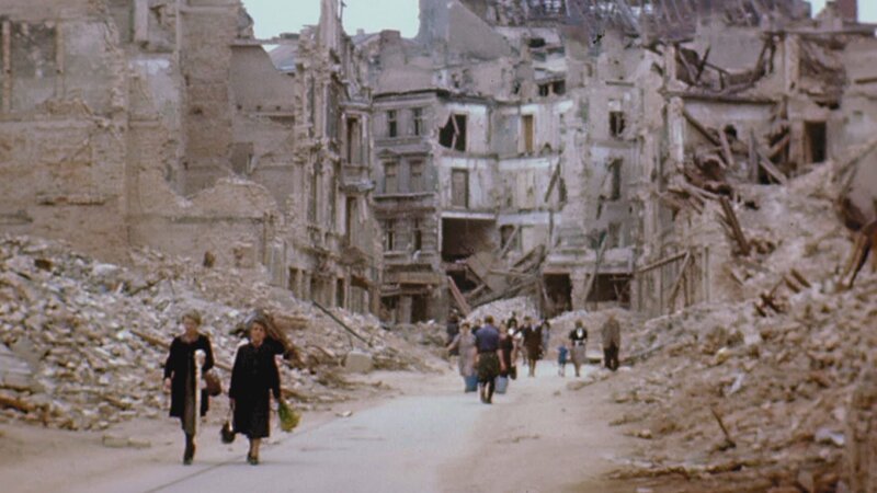 Im Mai 1945: Das vom Krieg zerstörte Nürnberg. – Bild: BR/​DOKfilm Fernsehproduktion GmbH/​Saeculum