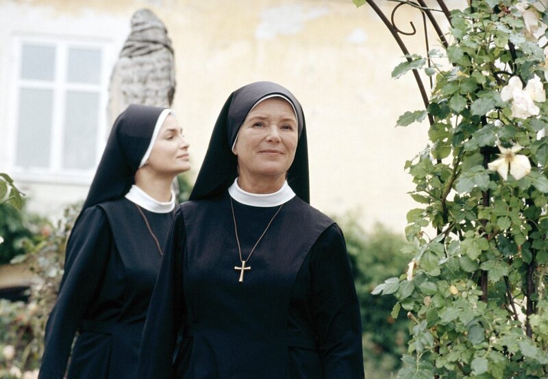 Schwester Lotte (Jutta Speidel, r.) hat die Schauspielerin Monika Saint Clair (Alexandra Kamp, l.)überredet, noch einige Zeit im Kloster Kaltenthal zu bleiben. – Bild: ORF/​Kineos