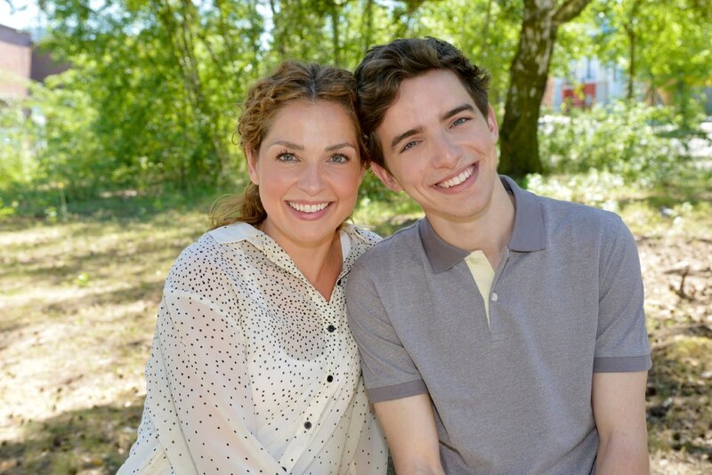 Maria Wedig (spielt Nina Ahrens) und Maximilian Braun (spielt Luis Ahrens) – Bild: RTL Passion
