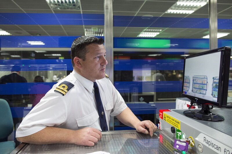 Stop Search Seize – Series 1, Episode 3 – Sky SSS – Dublin Airport – Gary Cogavin © Conor Ó Mearáin for Sky – Bild: Conor Ó Mearáin for Sky Lizenzbild frei