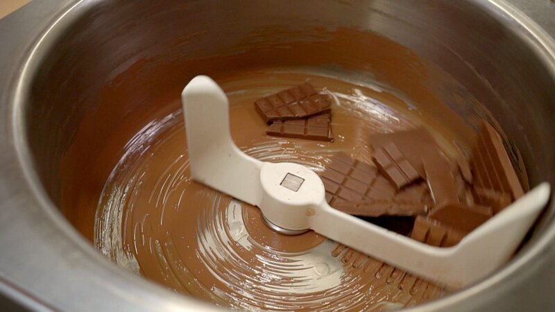Schokolade wird geschmolzen. – Bild: ORF/​Bavaria