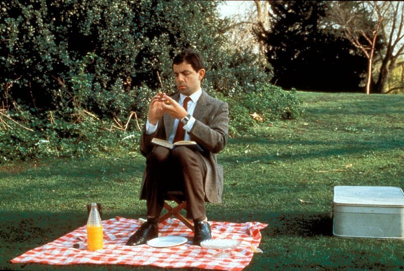 Picknick mit Hindernissen: Mr. Bean (Rowan Atkinson) nimmt den Kampf mit einer Biene auf. – Bild: SUPER RTL