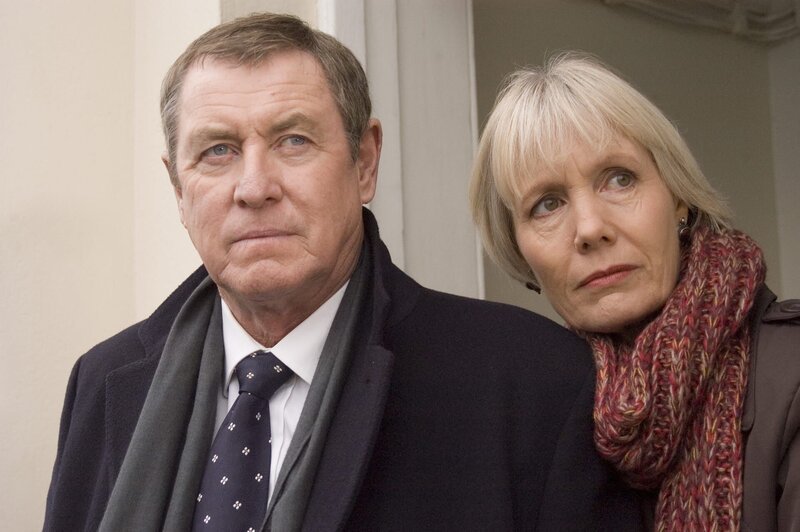 Tom Barnaby (John Nettles) und seine Frau Joyce (Jane Wymark) führen eine der guten Ehen in Midsomer. – Bild: ZDF und Mark Bourdillon/​Mark Bourdillon