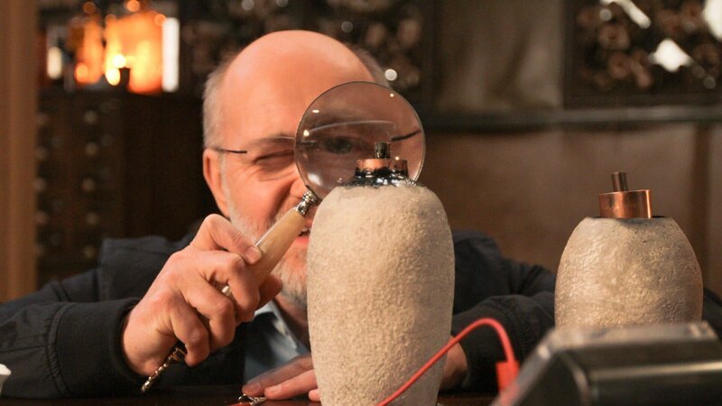 Kannte die Antike schon Strom? Harald Lesch untersucht das Replikat einer „Bagdad-Batterie“. – Bild: ZDF und Marcis Abele./​Marcis Abele