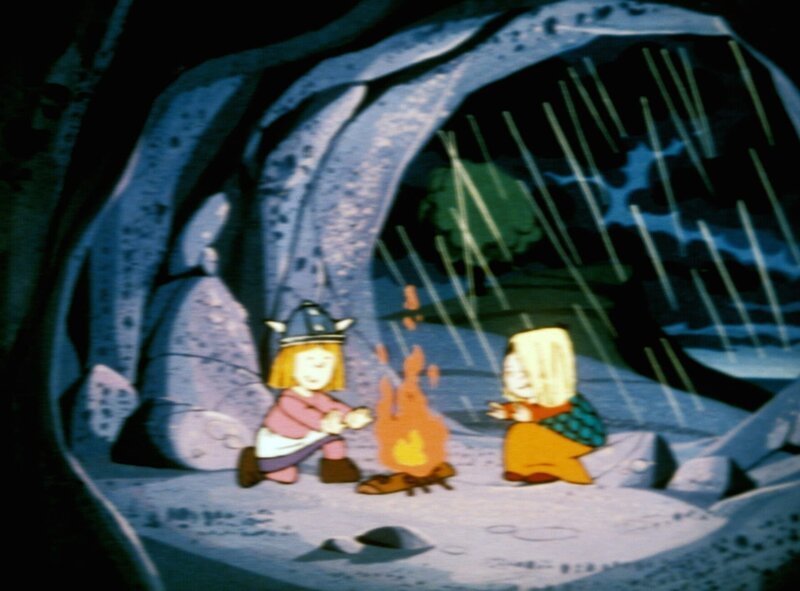 Nachdem Wickie und Ylvi vom Sturm überrascht wurden, sind sie schließlich auf einer kleinen einsamen Insel gestrandet. Wickie macht ein Feuer, zum Aufwärmen. – Bild: ORF/​Apollo Filmverleih
