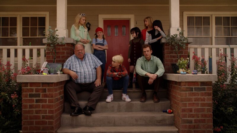 v.li.: Flip Phillipini (Kevin Chamberlin), Leni Loud (Eva Carlton), Lana Loud (Mia Allan), Lincoln Loud (Wolfgang Schaeffer), Lisa Loud (Lexi Janicek), Lynn Loud Sr. (Brian Stepanek), Rita Loud (Jolie Jenkins), Lucy Loud (Aubin Bradley) – Bild: Paramount