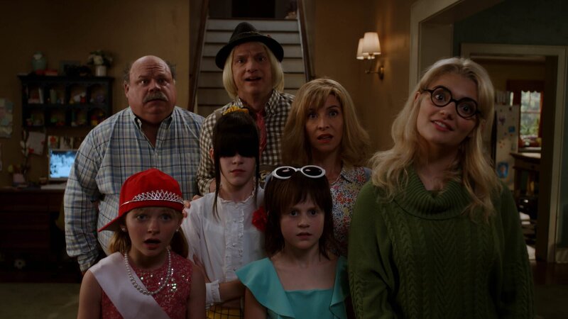 v.li.: Flip Phillipini (Kevin Chamberlin), Lana Loud (Mia Allan), Lucy Loud (Aubin Bradley), Lynn Loud Sr. (Brian Stepanek), Lisa Loud (Lexi Janicek), Rita Loud (Jolie Jenkins), Leni Loud (Eva Carlton) – Bild: Paramount