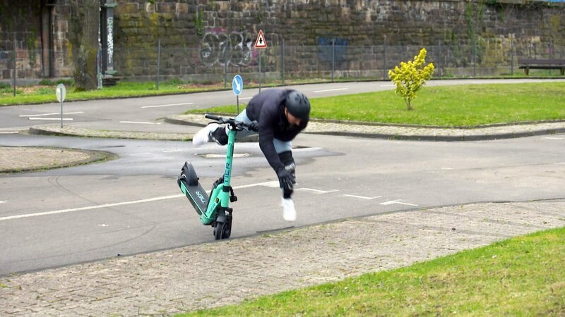 Wo wir mit dem Auto nicht mehr hinkommen, sollen wir umweltfreundlich mit dem Elektroroller hinrollen können. – Bild: ORF/​One Gate