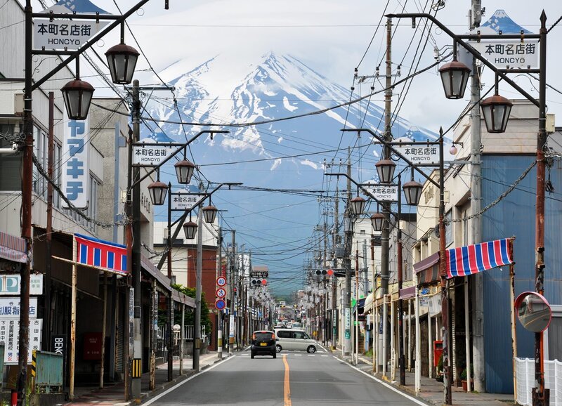 Hauptstraße in Fujiyoshida am Fuß des Fuji. – Bild: ZDF und SRF/​Reto Vetterli.