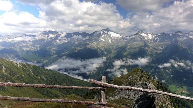 Blick auf die Zillertaler Alpen. – Bild: ZDF und HR/Rolf Bickel. Blick auf die Zillertaler Alpen. – Bild: ZDF und HR/Rolf Bickel.