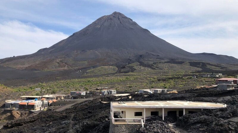 Der 2829 m hohe Pico del Fogo brach zuletzt im Jahr 2014 aus. – Bild: phoenix/​ZDF/​Galaxie Presse/​2019