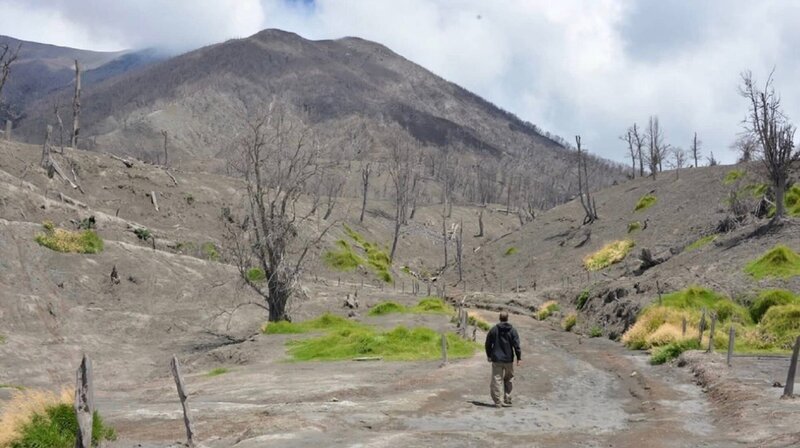 Seit Januar 2006 ist der Vulkan Turrialba in Costa Rica sehr aktiv. Seine Ausbrüche zerstörten mehrere Siedlungen. – Bild: phoenix/​ZDF/​Alain Dayan