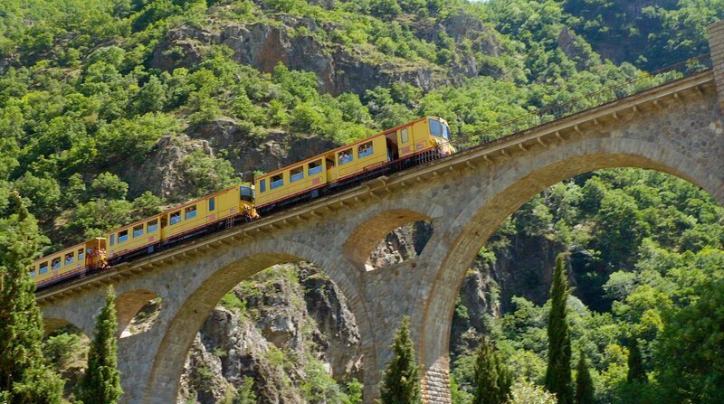 Der „train jaune“, der Gelbe Zug, verbindet die Dörfer in den östlichen Pyrenäen. – Bild: ZDF und NDR/​Prospect TV/​Jürgen Hansen.