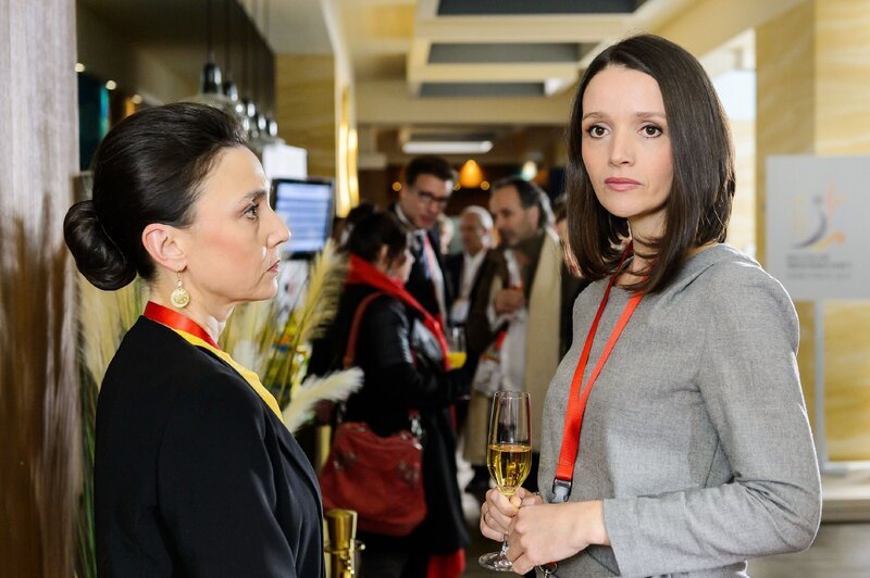 Simone (Tatjana Clasing, l.) konfrontiert Jenny (Kaja Schmidt-Tychsen) mit den harten Konsequenzen ihres Verhaltens … +++ – Bild: RTL /​ Willi Weber