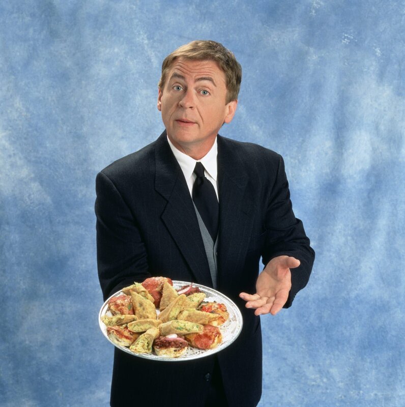 Niles (Daniel Davis) ist der Butler der Familie Sheffield und weiß so gut wie immer über die Probleme seiner Arbeitgeber Bescheid. – Bild: CBS Broadcasting Inc.