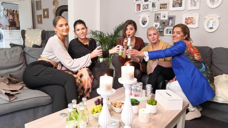 V.l.: Hannah, Derya, Zeynep, Melanie und Saeedeh – Bild: TVNOW /​ Constantin Ent.