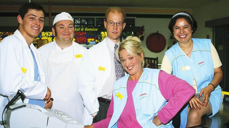 v.li.: Kevin (Kevin Lorenz), Bernie (Georg Alfred Wittner), Schumann (Lutz Herkenrath), Rita (Gaby Köster), Gisels „Gisi“ (Franziska Traub) – Bild: TVNOW /​ Martin Lässig