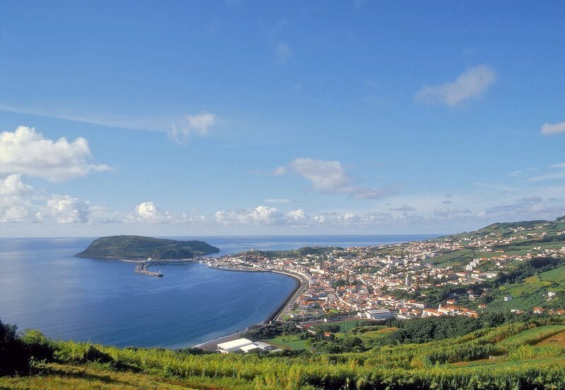 Für viele Azorenreisenden die schönste Stadt: Horta auf der Insel Faial. – Bild: „Bild: NDR/​Associacao de Turismo dos