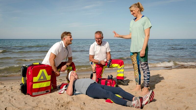 Ein Jogger Jogger (Thomas Rudnick, liegend) liegt flach: Nora (Tanja Wedhorn, re.) und Lars (Bo Hansen, li.) im Einsatz. – Bild: SRF/​ARD Degeto/​Boris Laewen