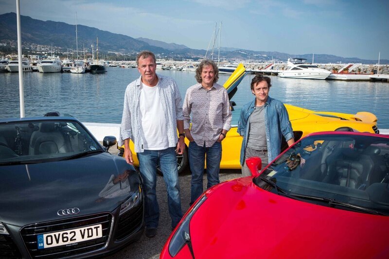 V.l.: Jeremy Clarkson, James May und Richard Hammond in Puerto Banus mit dem Audi R8 Spyder, Ferrari 458 Spider und McLaren MP4–12C Spider. – Bild: RTL /​ BBC Worldwide 2013
