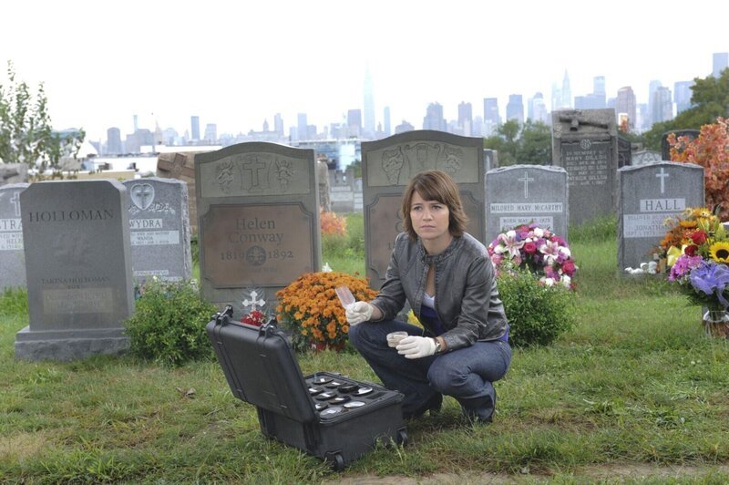 Det. Lindsay Monroe Messer (Anna Belknap) sichert auf einem Friedhof Spuren. Wird sie einen verschwundenen Studenten finden, solange er noch am Leben ist. – Bild: RTL /​ CBS