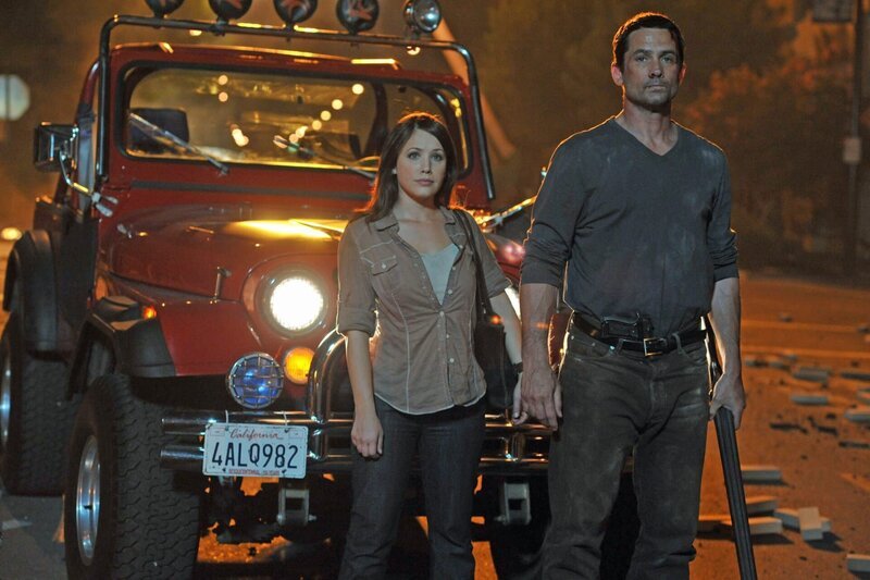 Jack (Billy Campbell) und Imogene O’Neil (Marla Sokoloff) versuchen sich ins US-Krisenzentrum in Los Angeles durchzuschlagen, doch auf den Straßen ist das Chaos ausgebrochen. – Bild: TMG