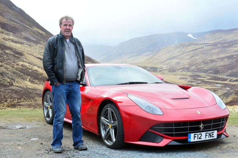 Jeremy Clarkson mit einem Ferrari F12 in Schottland. – Bild: RTL /​ BBC Worldwide 2013