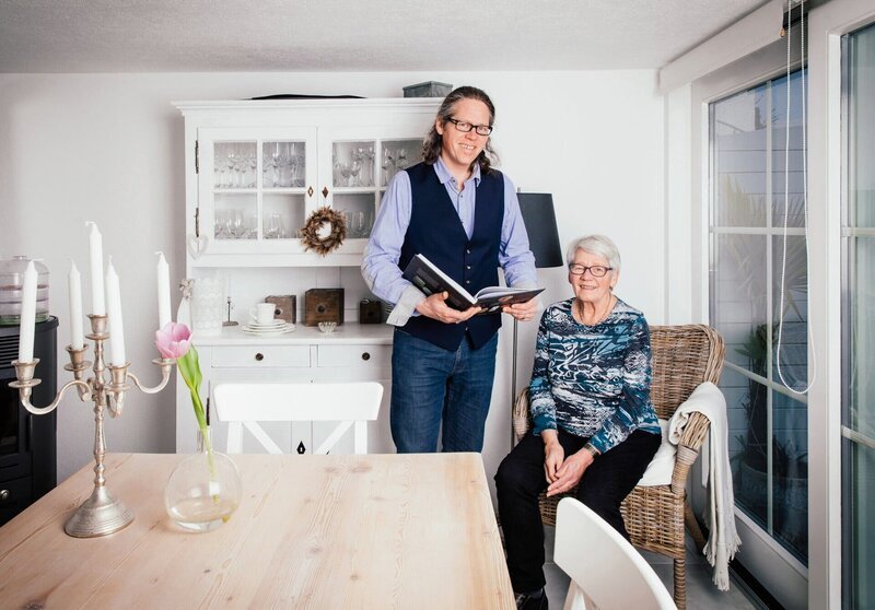 Bernhard Kallen und seine Mutter Vreni Kallen – Bild: SRF/​Ueli Christoffel