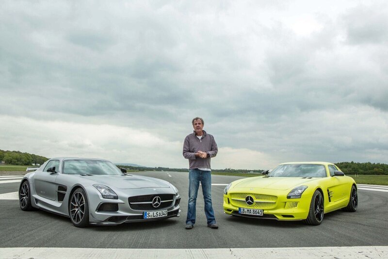 Jeremy Clarkson mit einem Mercedes SLS Black und SLS Electric auf der Top Gear Teststrecke. – Bild: RTL /​ BBC Worldwide 2013