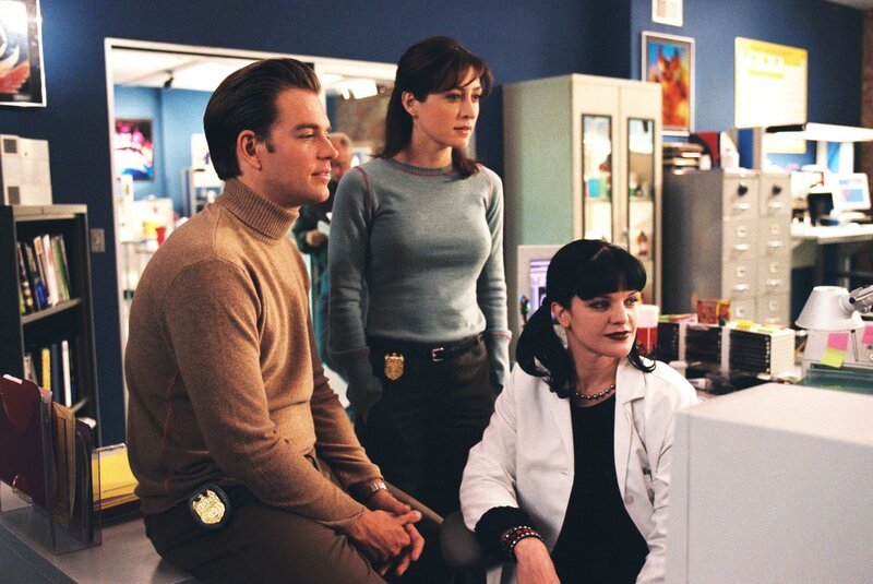 Stehen vor einem Rätsel: Tony (Michael Weatherly, l.), Kate (Sasha Alexander, M.) und Abby (Pauley Perrette, r.) … – Bild: CBS Television Lizenzbild frei
