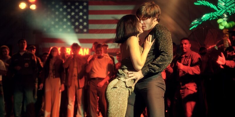 Elisabeth (Emma Nova) tanzt mit Robert (Jannik Schümann) auf der zweiten Party in der Disko in der U.S. Army Base +++ – Bild: RTL