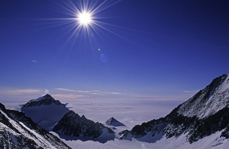 Antarctica --- Expedition Mt. Vinson (4892 m), Sentinel Range, Ellsworth Mountains, Antarctica --- Image by Â© Robert Boesch/​Corbis – Bild: Corbis. All Rights Reserved. /​ Robert Boesch Lizenzbild frei