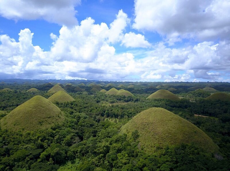 The Chocolate Hills on the island of Bohol. Around 1300 hills, 50 to 130 meters high. They were formed from limestone by wind and rain. They got their name from the grass cover, which turns chocolate brown in the dry season. – Bild: phoenix/​ZDF/​Wowie Wong/​Studio H2O