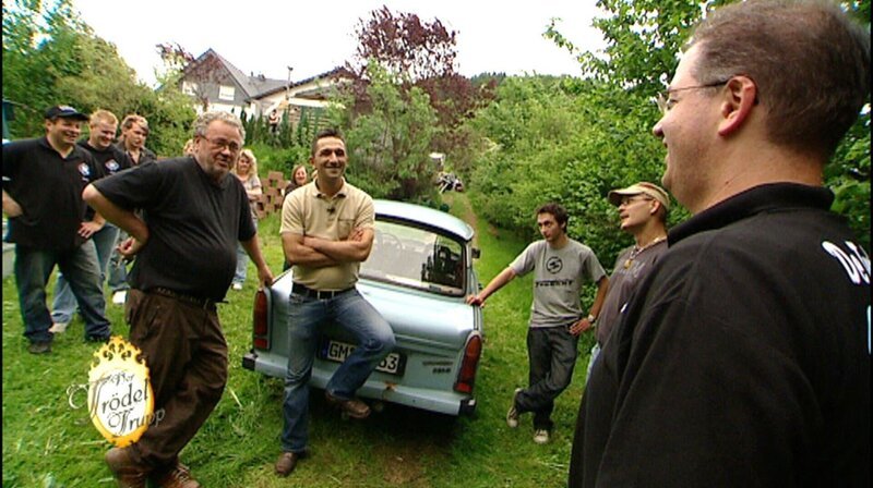 Auch der alte Trabbi, der in Ralfs Garten steht, soll an den Mann gebracht werden. Was kann Trödelprofi Mauro (Mitte) für Ralf rausholen? – Bild: RTL Zwei