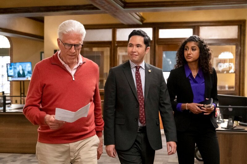 L-R: Neil Bremer (Ted Danson), Tommy Tomás (Mike Cabellon), Mikaela Shaw (Vella Lovell) – Bild: NBC /​ Colleen Hayes/​NBC /​ Episodic /​ 2020 NBCUniversal Media, LLC.