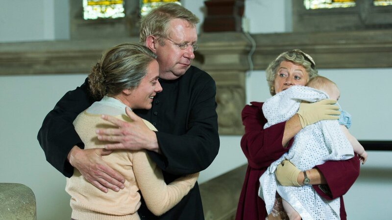 Joyce Evans (Joanna Horton, l.), Father Brown (Mark Williams, M.) und Mrs. McCarthy (Sorcha Cusack, r.). – Bild: ZDF und Chris Lobina/​BBC/​Chris Lobina/​BBC