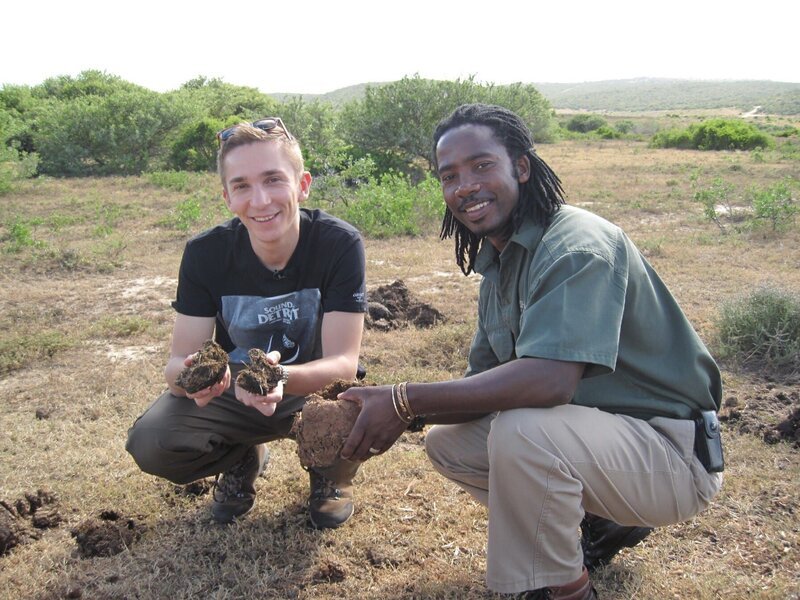 pur+ Moderator Eric Mayer (li.) in der Savanne von Südafrika beim Ranger-Crash-Kurs. – Bild: ZDF/​Ulrike Schenk