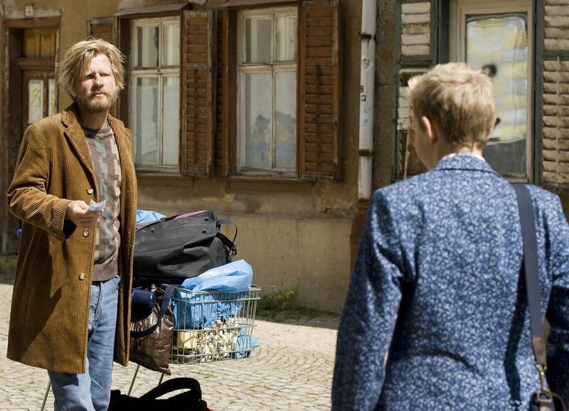 Jannis (Maximilian Scharr) trifft auf seinen obdachlosen Vater. – Bild: MDR/​Katharina Simmet