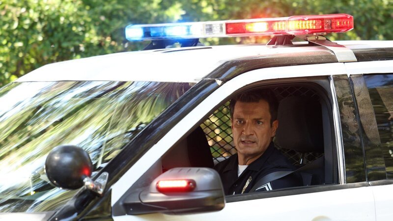 Officer John Nolan (Nathan Fillion) hat während seiner Streifenfahrt eine Begegnung mit einem ungewöhnlichen Fahrzeughalter. – Bild: ZDF und Raymond Liu./​Raymond Liu