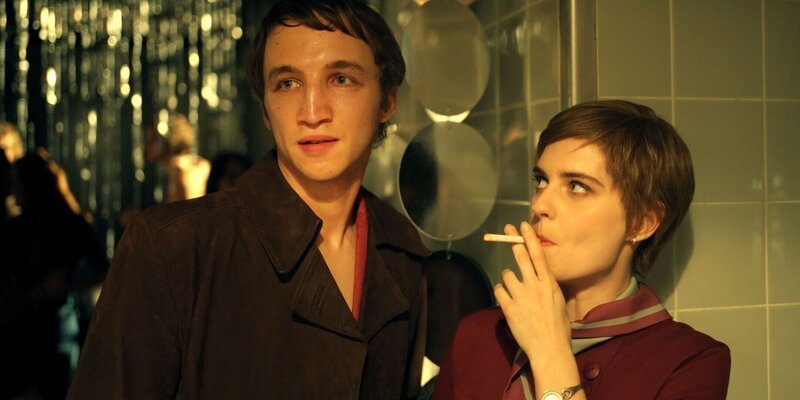 A.K. (Florian Kroop) zündet Johanna (Vanessa Loibl) in der „Disko Bochum“ eine Zigarette an. +++ – Bild: RTL