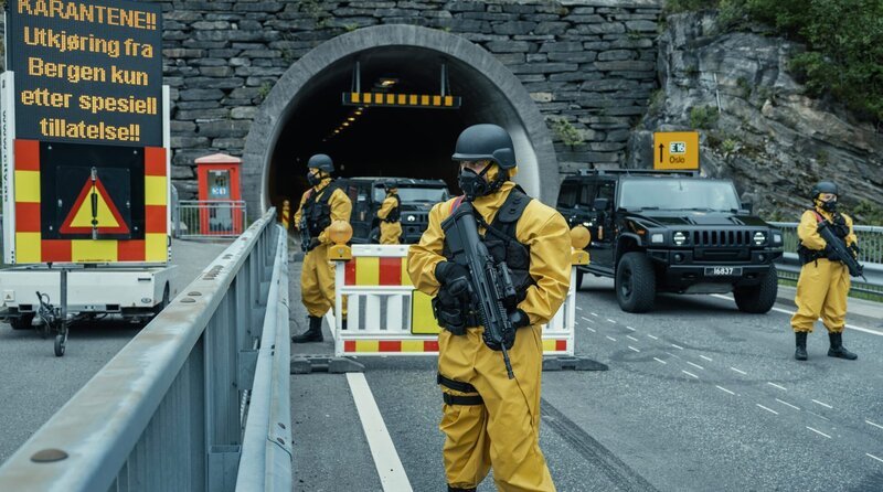 Der norwegische Grenzschutz sichert den totalen Lockdown. – Bild: ARD Degeto/​Maipo Film/​Viaplay Group/​Helge Skodvin