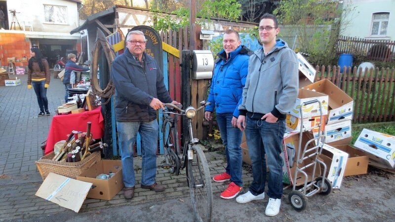 Trödelexperte Otto Schulte (Mitte) und Hans (re.) verkaufen das antike Fahrrad.TrĂ¶delexperte Otto Schulte (Mitte) und Hans (re.) verkaufen das antike Fahrrad. – Bild: RTL Zwei