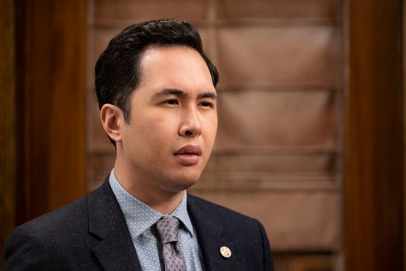 MR. MAYOR -- „Avocado Crisis“ Episode: 107 -- Pictured: Mike Cabellon as Tommy -- (Photo by: Colleen Hayes/​NBC) – Bild: NBC /​ Colleen Hayes/​NBC /​ Episodic /​ 2020 NBCUniversal Media, LLC.