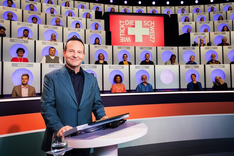 Wie tickt die Schweiz? Moderator Claudio Zuccolini 2024 SRF/​Gian Vaitl – Bild: SRF1