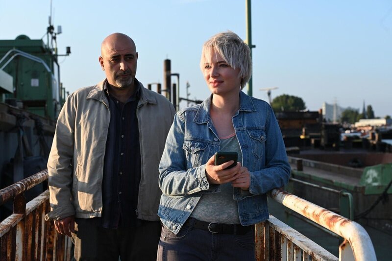 Georg (Özgür Karadeniz, l.) und Mia verlassen das Schiff. Mia (Zoë Valks, r.) facetimed mit Johnny. – Bild: RTL /​ Nicolas Maack
