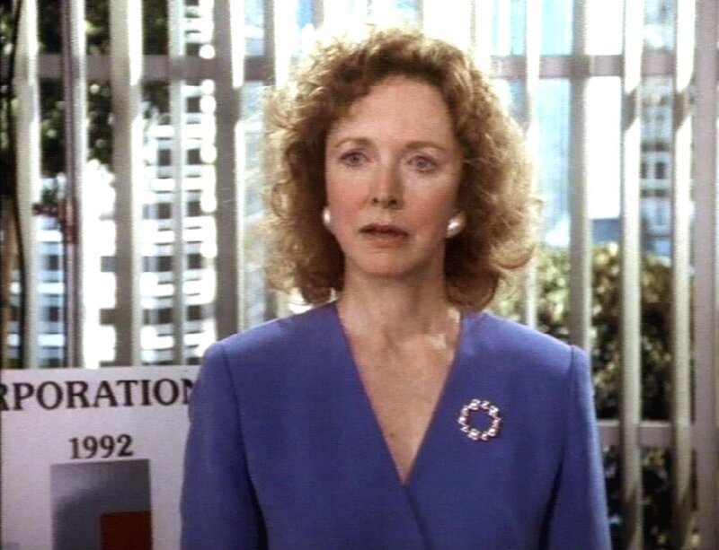 Die karrierehungrige und skrupellose Meredith (Barbara Babcock) leitet das Unternehmen mit eiserner Hand. – Bild: Warner TV Serie