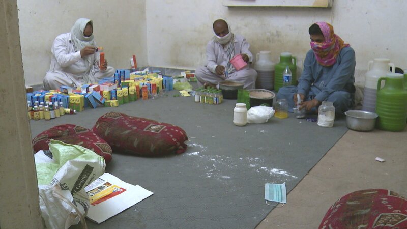 RAWALPINDI, PAKISTAN- Ilyas (middle) is a pharma producer, packing the products. Mazhar Ali (right) is the chemist. He makes special medicines for fevers and for the throat. As long as he has the right ingredients, Mazhar claims he can pretty much cook up anything. – Bild: National Geographic Channels